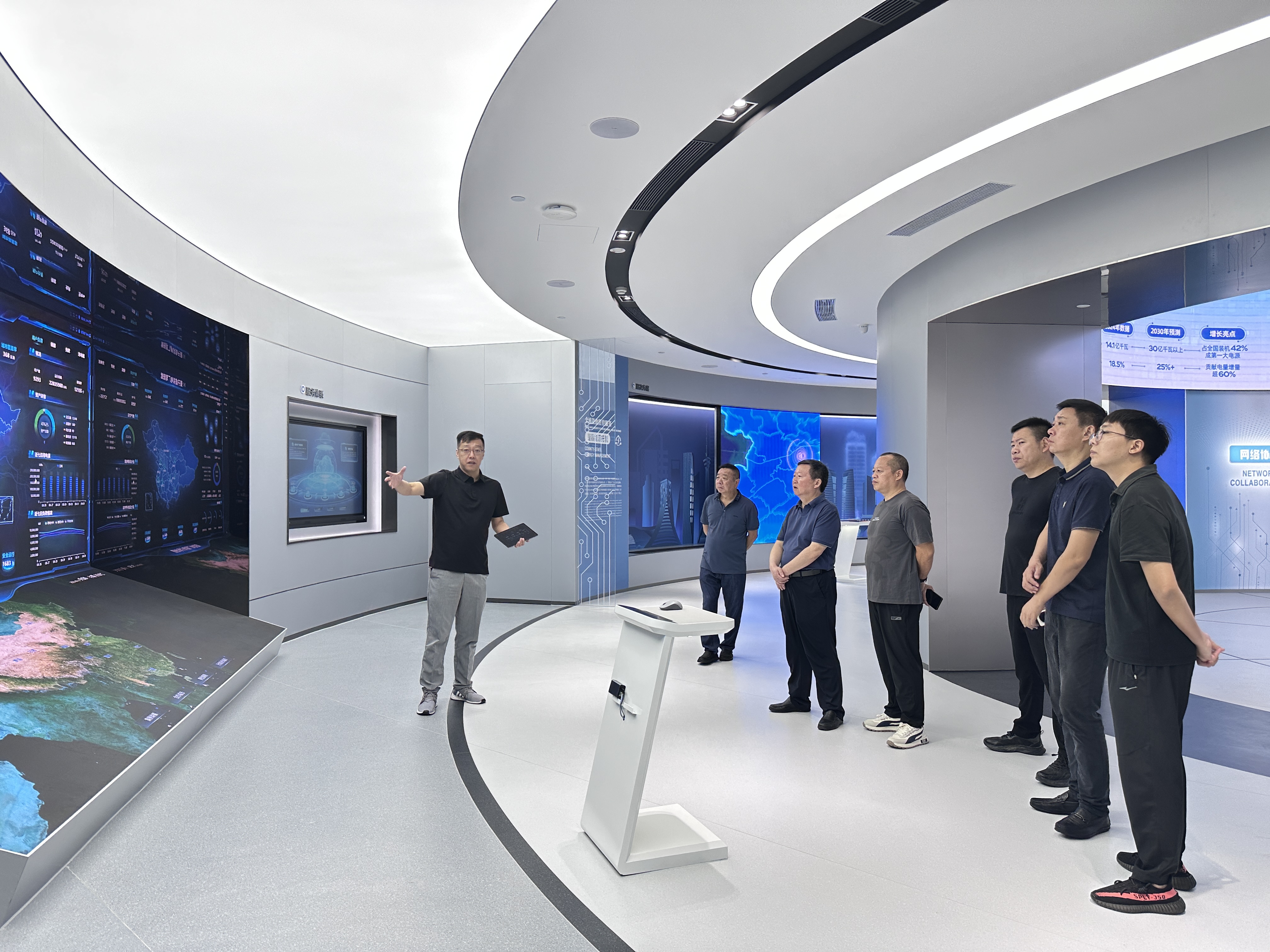 湖北省宜城市财政局李海涛一行莅临智网AI中心考察调研